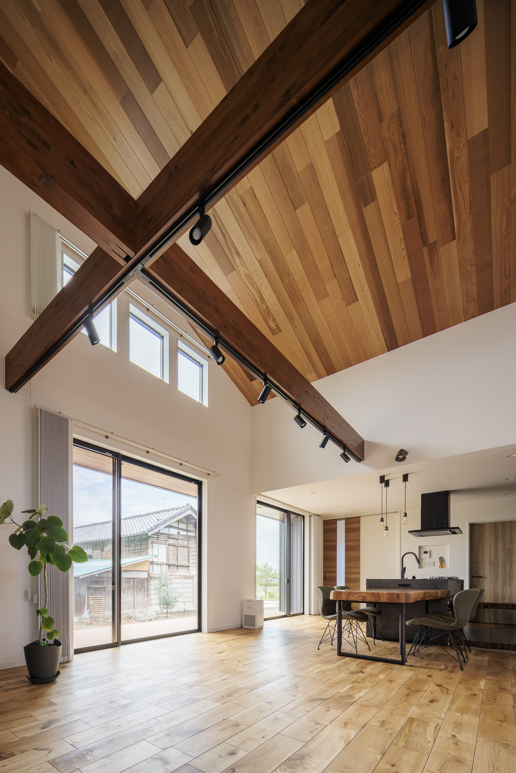 ダイナミックな無垢材の天井と現しの梁がある家（群馬県前橋市）