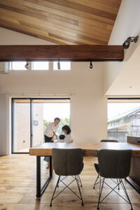 ダイナミックな無垢材の天井と現しの梁がある家（群馬県前橋市）