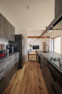 ダイナミックな無垢材の天井と現しの梁がある家（群馬県前橋市）