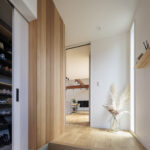 ダイナミックな無垢材の天井と現しの梁がある家（群馬県前橋市）