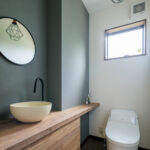 ダイナミックな無垢材の天井と現しの梁がある家（群馬県前橋市）