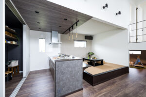 中二階にキッズルームがある家