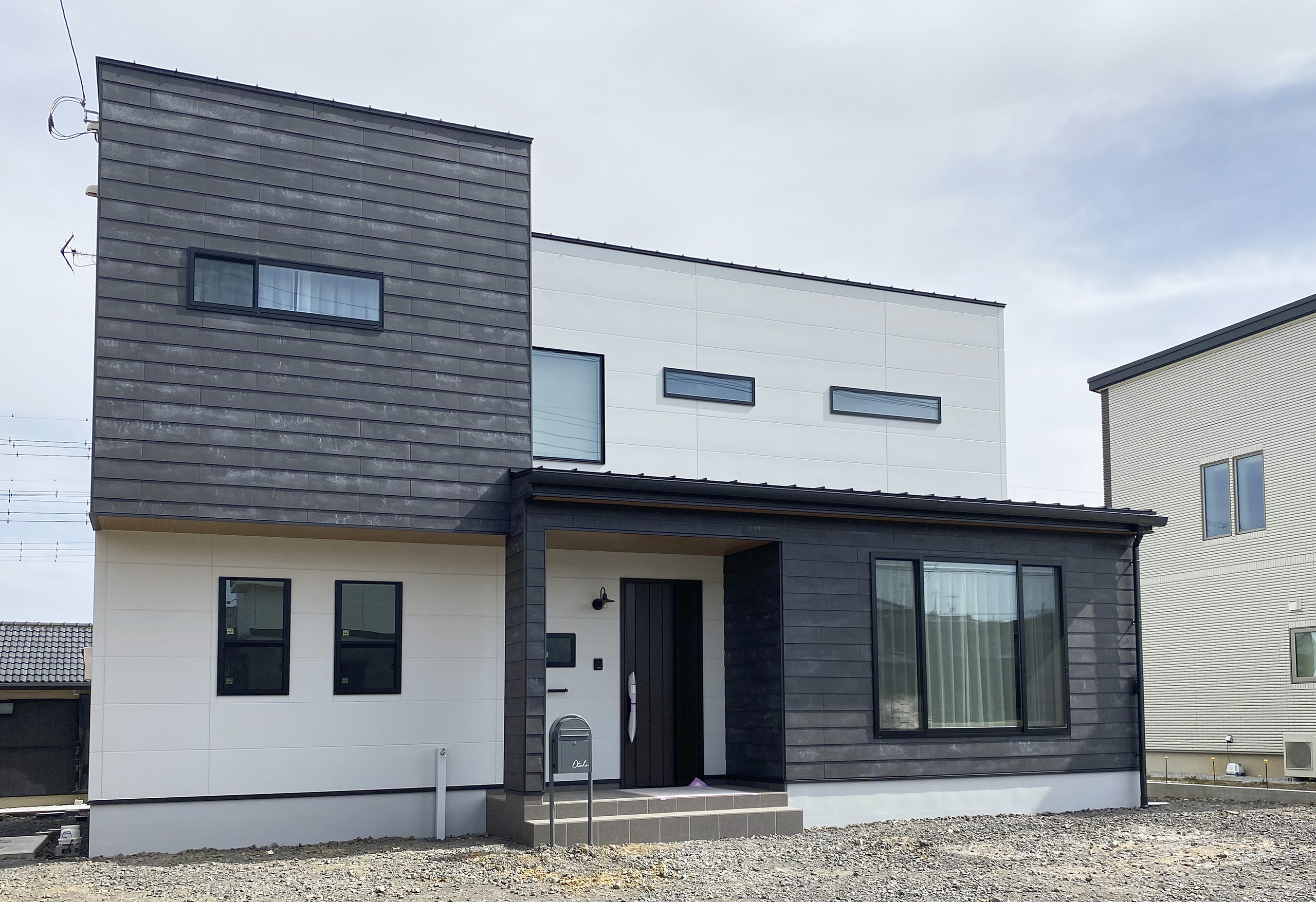 クリアガラスの室内ドアと、デコ窓がある家（埼玉県熊谷市）