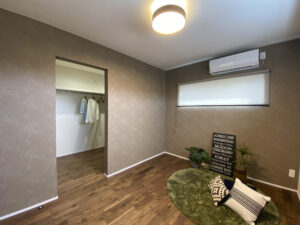 クリアガラスの室内ドアと、デコ窓がある家（埼玉県熊谷市）