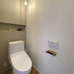 クリアガラスの室内ドアと、デコ窓がある家（埼玉県熊谷市）