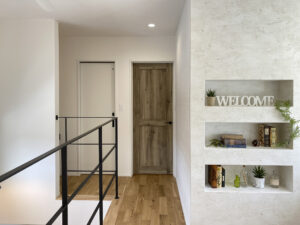 クリアガラスの室内ドアと、デコ窓がある家（埼玉県熊谷市）