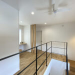 クリアガラスの室内ドアと、デコ窓がある家（埼玉県熊谷市）