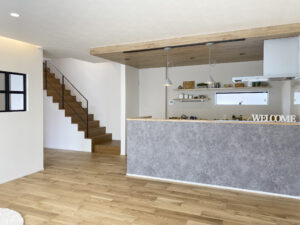 クリアガラスの室内ドアと、デコ窓がある家（埼玉県熊谷市）