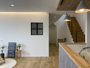 クリアガラスの室内ドアと、デコ窓がある家（埼玉県熊谷市）