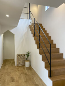 クリアガラスの室内ドアと、デコ窓がある家（埼玉県熊谷市）