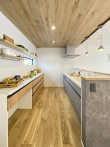 クリアガラスの室内ドアと、デコ窓がある家（埼玉県熊谷市）