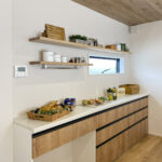 クリアガラスの室内ドアと、デコ窓がある家（埼玉県熊谷市）