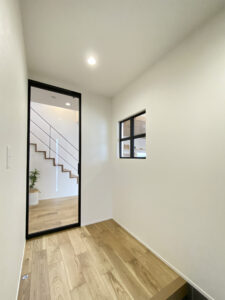 クリアガラスの室内ドアと、デコ窓がある家（埼玉県熊谷市）