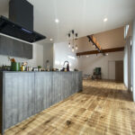 ダイナミックな無垢材の天井と現しの梁がある家（群馬県前橋市）