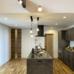 ダイナミックな無垢材の天井と現しの梁がある家（群馬県前橋市）