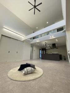 大きな屋根付きデッキがあるホテルライクな暮らし（群馬県高崎市）