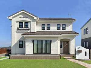 ベージュトーンに真鍮が映える家