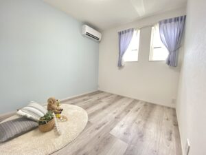 ベージュトーンに真鍮が映える家