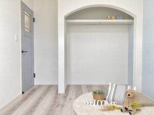 ベージュトーンに真鍮が映える家