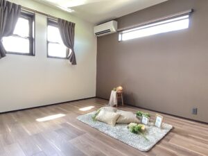 ベージュトーンに真鍮が映える家