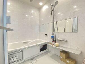 ベージュトーンに真鍮が映える家