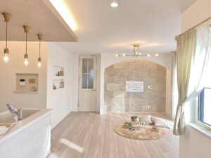 ベージュトーンに真鍮が映える家