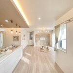 ベージュトーンに真鍮が映える家