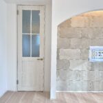 ベージュトーンに真鍮が映える家