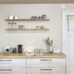 ベージュトーンに真鍮が映える家