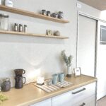 ベージュトーンに真鍮が映える家