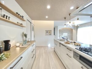 ベージュトーンに真鍮が映える家