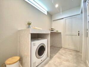 ベージュトーンに真鍮が映える家