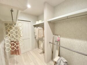 ベージュトーンに真鍮が映える家