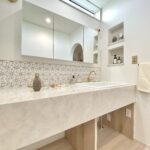 ベージュトーンに真鍮が映える家