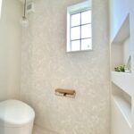 ベージュトーンに真鍮が映える家