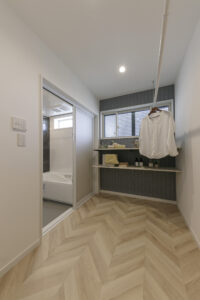 プライベートデッキを囲う平屋