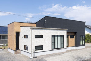 一段下げたリビングでくつろぐ平屋