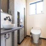 一段下げたリビングでくつろぐ平屋