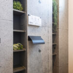 一段下げたリビングでくつろぐ平屋