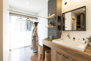 一段下げたリビングでくつろぐ平屋