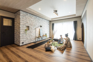 一段下げたリビングでくつろぐ平屋