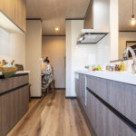 一段下げたリビングでくつろぐ平屋