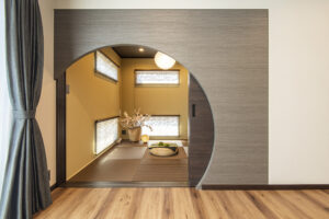 一段下げたリビングでくつろぐ平屋