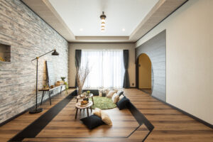 一段下げたリビングでくつろぐ平屋