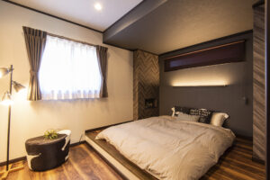 一段下げたリビングでくつろぐ平屋