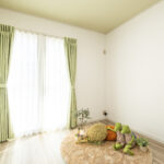 一段下げたリビングでくつろぐ平屋