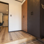 一段下げたリビングでくつろぐ平屋