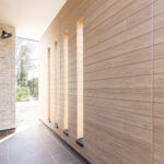 一段下げたリビングでくつろぐ平屋