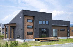 高い天井のリビングと低い天井の和室がある家