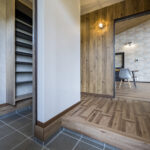 高い天井のリビングと低い天井の和室がある家